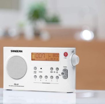 The Sangean PR-D7 Review: AM/FM digital rechargeable portable radio (white & black) 5 The Sangean PR-D7 Review