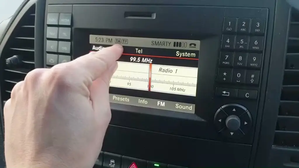 How to Use TRAF on a Car Radio